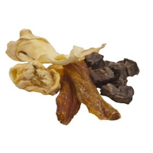 Der Pferde-Mix ist eine proteinreiche und leicht verdauliche Snack-Option, die sich hervorragend für Pferde mit Nahrungsmittel-Unverträglichkeiten, Allergien oder Magen-Darm-Empfindlichkeiten eignet. Dieses leicht bekömmliche Futter ist kalorien- und cholesterinarm und unterstützt die Zahngesundheit, indem es beim Kauen Beläge entfernt und das Zahnfleisch massiert. Der schonend getrocknete Pferde-Mix stellt eine ideale Alternative zu frischen Fleischteilen dar und bietet eine hohe Nährstoffdichte bei langer Haltbarkeit und angenehmem Geruch. Hergestellt aus 100% natürlichem Fleisch, ist er frei von künstlichen Farbstoffen und Konservierungsstoffen. Achten Sie darauf, das Produkt kühl und trocken zu lagern. Mit einem beeindruckenden Proteingehalt von 83,60% ist dieser Belohnungssnack eine ausgezeichnete Ergänzung zur gewohnten Hauptnahrung – vergessen Sie nicht, immer ausreichend frisches Wasser bereitzustellen!