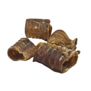 Entdecken Sie die köstlichen Rinderluftröhren – der perfekte kalorienarme Snack für Ihren Hund! Diese herzhafte und fettarme Zwischenmahlzeit ist ideal für alle Hunderassen und überzeugt durch ihren hohen Nährstoffgehalt und die leichte Verdaulichkeit. Beim Kauen werden die Zähne gereinigt, das Zahnfleisch massiert und die Kaumuskeln gestärkt, was zu einer besseren Mundgesundheit beiträgt. Unsere Rinderluftröhren werden schonend getrocknet und sind eine hervorragende Alternative zu frischem Fleisch, da sie länger haltbar sind und einen angenehmen Geruch haben. Außerdem sind sie 100% natürlich und enthalten keine künstlichen Konservierungsstoffe. Lagern Sie die Rinderluftröhren kühl und trocken, um die Frische zu bewahren. Ideal als Belohnungssnack zur Ergänzung der Hauptnahrung – denken Sie daran, immer ausreichend Wasser bereitzustellen!