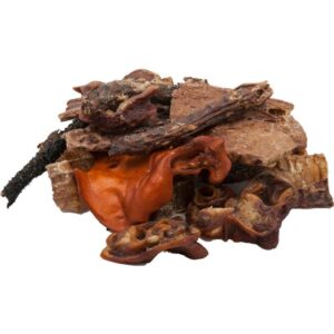 Entdecken Sie unseren hochwertigen Snack für Hunde, eine köstliche Mischung aus beliebten Fleischteilen von Rind, Schwein, Lamm und Geflügel. Dieser schmackhafte Snack entspricht dem natürlichen Beutefleisch Ihres Hundes und wird durch ein schonendes Trocknungsverfahren hergestellt, das die Nährstoffe bewahrt. Die leckeren Fleischsnacks fördern das Kauen und unterstützen die Gesundheit von Zähnen und Zahnfleisch, sodass Ihr Hund nicht nur einen Genuss erlebt, sondern auch von den Vorteilen für seine Zahnpflege profitiert. Unser Trockenfleisch ist eine ideale, nahrhafte Alternative zu frischem Fleisch und bietet hervorragende Lagereigenschaften sowie einen angenehmen Geruch. Sie erhalten reines, hochwertiges Fleisch ohne jegliche Gewürze, perfekt für die Belohnung Ihres vierbeinigen Freundes. Lagern Sie das Produkt stets kühl und trocken, um die Qualität zu bewahren. **Inhaltsstoffe:** Protein: 57,27%, Fett: 14,08%, Feuchtigkeit: 06,89%. **Fütterungsempfehlung:** Verwenden Sie diesen Snack ergänzend zur gewohnten Hauptnahrung und stellen Sie sicher, dass Ihr Hund immer ausreichend Wasser zur Verfügung hat. Gönnen Sie Ihrem Hund diesen gesunden und schmackhaften Snack – für ein glückliches und aktives Leben!
