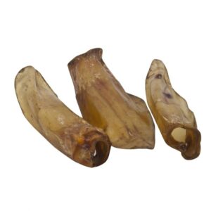 Rinderohren sind der perfekte Belohnungssnack für Ihren Hund und bestehen aus 100% natürlichem Trockenfleisch. Diese herzhafte und nahrhafte Leckerei ist nicht nur leicht verdaulich, sondern auch fettarm und frei von chemischen Zusätzen wie Zucker. Rinderohren entsprechen dem ursprünglichen Beutefleisch Ihres Hundes und fördern beim Kauen die Zahnpflege, indem sie Beläge entfernen, das Zahnfleisch massieren und die Kaumuskeln stärken. Durch ein schonendes Trocknungsverfahren behalten die Rinderohren ihre hohe Qualität und bieten eine ideale Alternative zu frischen Fleischteilen vom Metzger. Lagern Sie diesen gesunden Snack stets kühl und trocken, um die Frische zu gewährleisten. Verwöhnen Sie Ihren Hund mit diesem schmackhaften Snack, der nicht nur köstlich ist, sondern auch zur täglichen Ernährung beiträgt. Denken Sie daran, immer ausreichend Wasser bereitzustellen!