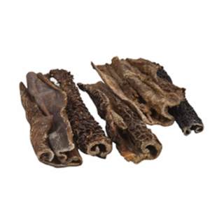 Dieser hochwertige, schonend getrocknete Rinderpansen Natur ist der perfekte natürliche Leckerbissen für Hunde und erfreut sich großer Beliebtheit als Belohnungssnack. Rinderpansen entspricht dem ursprünglichen Beutefleisch Ihres Hundes und enthält neben Muskelfleisch auch wertvolle Innereien wie Pansen und Lunge, die zur artgerechten Ernährung gehören. Beim Kauen wird nicht nur das Zahnfleisch massiert, sondern auch die Zähne von Belägen befreit und die Kaumuskeln gestärkt. Unser Rinderpansen besteht zu 100% aus natürlichem Fleisch, ohne künstliche Farbstoffe und Konservierungsstoffe, was ihn zu einer gesunden Wahl macht. Dieser Trockenpansen ist eine ideale, geruchsärmere Alternative zu frischem Pansen vom Metzger und lässt sich problemlos lagern. Achten Sie darauf, das Produkt kühl und trocken aufzubewahren, um die hohe Qualität zu erhalten. Mit einem beeindruckenden Proteinanteil von 77,50% und einem Fettgehalt von 14,00% ist er eine nahrhafte Ergänzung zur gewohnten Hauptnahrung. Stellen Sie immer ausreichend frisches Wasser zur Verfügung, damit Ihr Hund rundum gesund bleibt.