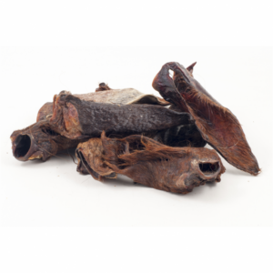 Pferdeohren mit Fell sind der perfekte Belohnungssnack für Hunde mit Allergien und sensibler Verdauung. Diese hochwertigen Kauartikel sind nicht nur schmackhaft, sondern auch aufgrund ihrer Größe ideal für kleinere Rassen geeignet. Mit einem hohen Proteingehalt von 68,10% und nur 8,50% Fett bieten sie eine gesunde und nahrhafte Snack-Option für Ihren Vierbeiner. Achten Sie darauf, Ihrem Hund stets genügend frisches Wasser zur Verfügung zu stellen, um die Kauzeit zu genießen. Verwöhnen Sie Ihren Hund mit diesen natürlichen Leckerbissen und fördern Sie gleichzeitig seine Gesundheit!