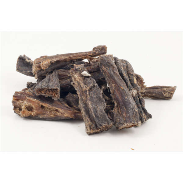 Unser hochwertiges Lammdörrfleisch ist ein besonders magerer und herzhaft leckerer Snack für jeden Hund. Es ist nahrhaft, leicht verdaulich und ideal als Belohnungssnack zwischendurch. Mit einem geringen Kaloriengehalt unterstützt unser schmackhaftes Dörrfleisch nicht nur die Zahngesundheit, indem es beim Zerkauen die Zähne reinigt und das Zahnfleisch massiert, sondern kräftigt auch die Kaumuskeln. Die schonend getrockneten Dörrfleischstücke sind eine hervorragende Alternative zu frischem Fleisch vom Metzger, bieten eine bessere Lagerfähigkeit und einen angenehmen Geruch. Hergestellt aus 100% natürlichem Fleisch, kommen unsere Produkte ohne künstliche Farbstoffe und Konservierungsstoffe aus. Bitte lagern Sie das Dörrfleisch kühl und trocken, und stellen Sie Ihrem Hund immer ausreichend Wasser zur Verfügung. Protein: 63,10%, Fett: 16,60%, Feuchtigkeit: 08,80% – für eine gesunde und schmackhafte Ergänzung zur gewohnten Hauptnahrung!" **Keywords:** Lammdörrfleisch, hochwertig, nahrhaft, leicht verdaulich, Belohnungssnack, Zahngesundheit, 100% natürlich, ohne künstliche Farbstoffe, ohne Konservierungsstoffe.