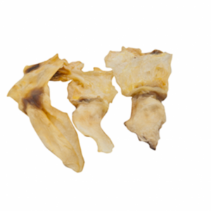 Kaninchenohren sind ein bekömmlicher und natürlicher Belohnungssnack für Hunde, auch ideal für Tiere mit empfindlichem Magen. Diese portionsgerechten Knabberhappen enthalten wenig Fett und sind somit perfekt für leicht übergewichtige Hunde geeignet. Beim Zerkauen werden die Zähne gereinigt, das Zahnfleisch massiert und die Kaumuskeln gestärkt. Unsere Kaninchenohren werden schonend in einem speziellen Verfahren getrocknet und stellen eine nahrhafte Alternative zu frischen Fleischteilen dar, mit besseren Lagereigenschaften und einem angenehmen Geruch. Hergestellt aus 100% natürlichem Fleisch, sind sie frei von künstlichen Konservierungsstoffen. Lagern Sie das Produkt stets kühl und trocken, um die Frische zu bewahren. Mit einem hohen Proteingehalt von 51,10% und nur 19,40% Fett sind Kaninchenohren der perfekte Snack zur Ergänzung der gewohnten Hauptnahrung. Achten Sie darauf, Ihrem Hund immer ausreichend Wasser zur Verfügung zu stellen.