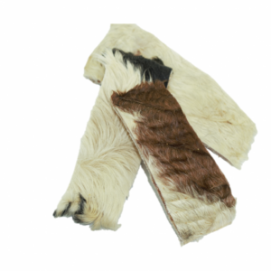 Unsere Classic Hundekausnacks sind die perfekte Wahl für gesundheitsbewusste Hundebesitzer, die ihren Vierbeinern eine nahrhafte und schmackhafte Belohnung bieten möchten. Beim Zerkauen werden die Zähne von Belägen befreit, das Zahnfleisch massiert und die Kaumuskeln gekräftigt. Diese hochwertigen Kausnacks bestehen zu 100% aus natürlichem Trockenfleisch, das schonend getrocknet wurde und eine ideale Alternative zu frischen Fleischteilen vom Metzger darstellt. Dank der langen Haltbarkeit und des angenehmen Geruchs sind sie besonders praktisch. Unsere Classic Kausnacks enthalten keine künstlichen Farbstoffe und Konservierungsstoffe, was sie zu einer gesunden Wahl für Ihren Hund macht. Achten Sie darauf, dass Ihr Hund stets frisches Wasser zur Verfügung hat, um seine Gesundheit zu unterstützen.