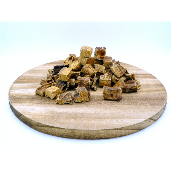 Rinderlungen-Würfel sind der perfekte Belohnungssnack für Hunde, hergestellt aus 100% natürlichem Trockenfleisch. Diese herzhaften und mageren Leckerbissen sind besonders nahrhaft und leicht verdaulich, was sie zu einem idealen Snack für zwischendurch macht. Beim Kauen reinigen sie die Zähne, massieren das Zahnfleisch und stärken die Kaumuskeln. Unsere schonend getrockneten Rinderlungen-Würfel bieten eine hervorragende Alternative zu frischem Fleisch vom Metzger, da sie eine längere Haltbarkeit und einen angenehmen Geruch besitzen. Zudem sind sie frei von künstlichen Farbstoffen und Konservierungsstoffen. Lagern Sie die Rinderlungen-Würfel kühl und trocken, um ihre Frische zu bewahren. Mit einem hohen Proteingehalt von 71,60% sind sie eine nahrhafte Ergänzung zur gewohnten Hauptnahrung Ihres Hundes. Achten Sie darauf, stets ausreichend Wasser bereitzustellen!