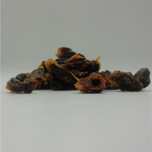 Hühnerherzen sind ein köstlicher und nahrhafter Belohnungssnack aus 100% natürlichem Trockenfleisch, ideal für kleine Hunderassen. Diese herzhaften Leckerbissen sind nicht nur leicht verdaulich, sondern bieten auch eine hervorragende Ergänzung zur gewohnten Hauptnahrung Ihres Hundes. Sie entsprechen dem ursprünglichen Beutefleisch und fördern beim Zerkauen die Zahngesundheit, indem sie Beläge entfernen und das Zahnfleisch massieren. Unsere schonend getrockneten Hühnerherzen sind eine optimale Alternative zu frischem Fleisch vom Metzger, da sie eine längere Haltbarkeit und einen angenehmen Geruch bieten. Ohne künstliche Konservierungsstoffe sind sie eine gesunde Wahl für Ihren vierbeinigen Freund. Lagern Sie die Hühnerherzen bitte kühl und trocken, um die Qualität zu erhalten. Verwöhnen Sie Ihren Hund mit diesem nahrhaften Snack und stellen Sie sicher, dass er immer ausreichend Wasser zur Verfügung hat!