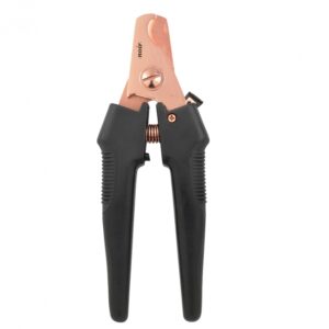 Der leistungsstarke Nageltrimmer von Noir aus hochwertigem verzinktem Edelstahl ist die perfekte Wahl für die Pflege von weichen und mittelstarken Krallen. Mit seiner starken und scharfen Nagelzange ermöglicht er ein präzises Schneiden, während der ergonomische Handgriff für maximalen Komfort sorgt. Dieses praktische Werkzeug hat die idealen Maße von 13 x 5 cm und ist somit handlich und einfach zu bedienen. Ob für Haustiere oder für den persönlichen Gebrauch, dieser Nageltrimmer bietet eine hohe Qualität und ist eine kostengünstige Lösung für die Nagelpflege. Holen Sie sich jetzt den besten Nageltrimmer für eine professionelle Pflege zu Hause!