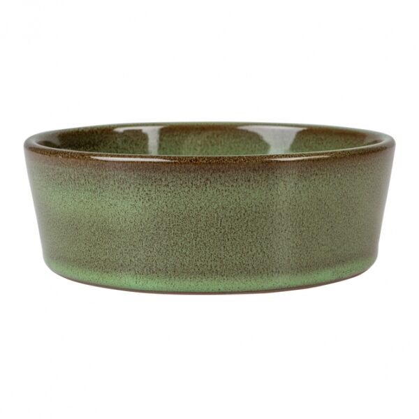 Der Futternapf Jasper ist die perfekte Wahl für Haustierbesitzer, die Wert auf Qualität und modernes Design legen. Diese stilvolle Keramikschale eignet sich sowohl für Futter als auch für Wasser und bietet mit einer Wanddicke von ca. 8 mm hervorragende Stoßbeständigkeit. Die grüne Vintage-Glasur verleiht dem Napf eine ansprechende, moderne Ausstrahlung, die in jedes Zuhause passt. Zudem sorgt die Unterseite mit praktischen Gumminoppen dafür, dass der Napf sicher steht und keine Kratzer auf Ihrem Fußboden hinterlässt. Mit einem Durchmesser von 13 cm ist der Jasper Futternapf sowohl funktional als auch ästhetisch ansprechend. Investieren Sie in diesen hochwertigen Futternapf und bieten Sie Ihrem Haustier das Beste!