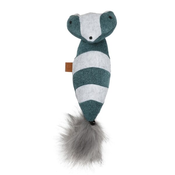 Entdecken Sie unser bezauberndes 40 cm langes Kuscheltier in Form eines Waschbären, gefertigt aus hochwertigem, weichem Chenille. Dieses flauschige Spielzeug überzeugt nicht nur durch sein schönes Design, sondern auch durch seinen weichen, plüschigen Schwanz, der mit einem Glöckchen ausgestattet ist und Ihrem Haustier zusätzlich Freude bereitet. Besonders praktisch: Das Kuscheltier ist nachfüllbar mit einem speziellen Beutel, der mit Katzenminze gefüllt ist und über einen Klettverschluss verfügt. Im Lieferumfang sind bereits Beutel mit Katzenminze enthalten, sodass Ihr Liebling sofort mit dem Spielen beginnen kann. Mit den Maßen von 40 x 11 cm ist dieses Kuscheltier der perfekte Begleiter für Katzen und sorgt für stundenlangen Spielspaß. Gönnen Sie Ihrem Haustier dieses hochwertige und liebevoll gestaltete Spielzeug!