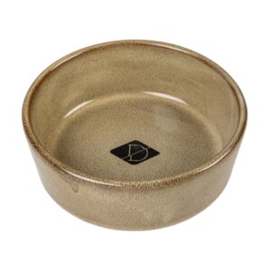 Der Jasper Fress- und Trinknapf von D&D HOME ist der ideale Keramiknapf für Hunde und Katzen, der durch sein modernes Design und die stilvolle Glasur besticht. Mit einer robusten Wanddicke von ca. 8 mm ist dieser Napf besonders stoßbeständig und langlebig. Die praktische Unterseite ist mit Gumminoppen ausgestattet, die Kratzer auf Ihrem Fußboden verhindern und für einen sicheren Stand sorgen. Mit einem Fassungsvermögen von 350 ml und kompakten Abmessungen von ca. 13 x 13 x 4,4 cm ist der Jasper Napf perfekt für jede Fütterungs- und Trinkgelegenheit. Setzen Sie auf hohe Qualität und Funktionalität – der Jasper Fress- und Trinknapf ist die beste Wahl für Ihr Haustier! Bitte beachten Sie, dass produktionsbedingt farbliche Abweichungen vom Foto möglich sind.