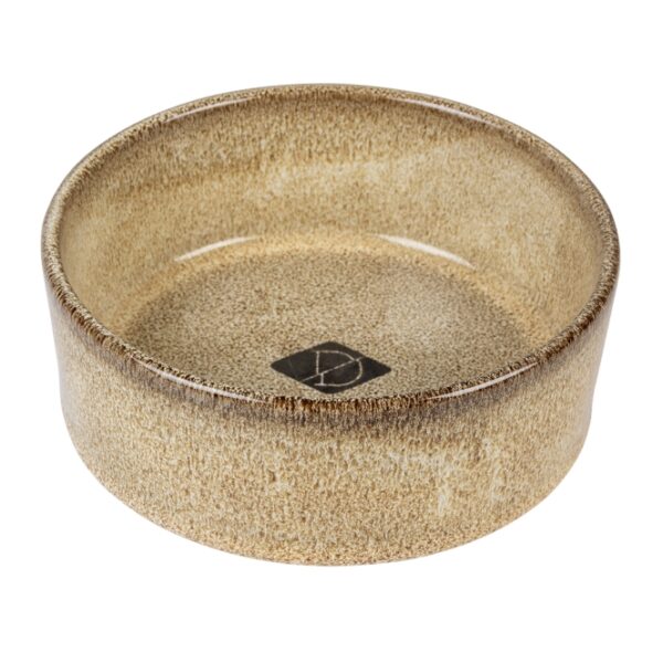 Der Jasper Fress- und Trinknapf von D&D HOME ist der perfekte Keramiknapf für Hunde und Katzen, der modernes Design mit hoher Funktionalität vereint. Mit einer robusten Wanddicke von ca. 8 mm ist dieser napf besonders stoßbeständig und langlebig. Die Unterseite ist mit praktischen Gumminoppen ausgestattet, die Kratzer auf Ihrem Fußboden zuverlässig verhindern. Mit den kompakten Maßen von ca. 16 x 16 x 6 cm und einem Fassungsvermögen von 700 ml ist der Jasper Napf ideal für jede Fütterungssituation. Genießen Sie die Vorteile eines stilvollen und funktionalen Fressnapfes, der sich nahtlos in Ihre Wohnumgebung einfügt. Bitte beachten Sie, dass produktionsbedingt farbliche Abweichungen vom Foto möglich sind.