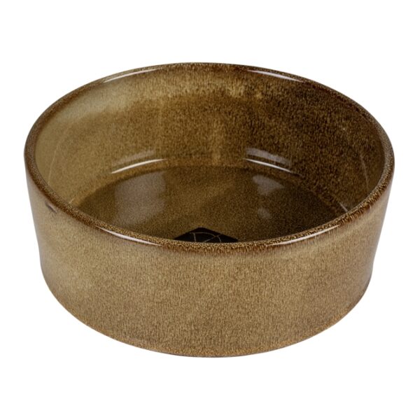 Der Jasper Fress- und Trinknapf von D&D HOME ist der perfekte Keramiknapf für Hunde und Katzen, der modernes Design mit hoher Funktionalität vereint. Mit einer robusten Wanddicke von ca. 8 mm ist dieser napf besonders stoßbeständig und langlebig. Die Unterseite ist mit praktischen Gumminoppen ausgestattet, die Kratzer auf Ihrem Fußboden zuverlässig verhindern. Mit den kompakten Maßen von ca. 16 x 16 x 6 cm und einem Fassungsvermögen von 700 ml ist der Jasper Napf ideal für jede Fütterungssituation. Genießen Sie die Vorteile eines stilvollen und funktionalen Fressnapfes, der sich nahtlos in Ihre Wohnumgebung einfügt. Bitte beachten Sie, dass produktionsbedingt farbliche Abweichungen vom Foto möglich sind.