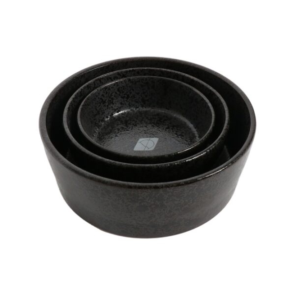 Der Futternapf Jasper ist die perfekte Keramikschale für Ihr Haustier, geeignet sowohl für Futter als auch für Wasser. Mit einer robusten Wanddicke von ca. 8 mm ist dieser Napf besonders stoßbeständig und langlebig. Das moderne Design in zeitloser schwarzer Glasur verleiht jedem Zuhause einen Hauch von Eleganz. Dank der praktischen Gumminoppen an der Unterseite bleibt die Schale an ihrem Platz und schützt Ihren Fußboden vor Kratzern. Mit einem Fassungsvermögen von 1400 ml und kompakten Maßen von ca. 20 x 20 x 7,5 cm ist der Futternapf ideal für kleine bis mittelgroße Haustiere. Investieren Sie in Qualität und Stil mit dem Futternapf Jasper – die beste Wahl für anspruchsvolle Tierbesitzer!