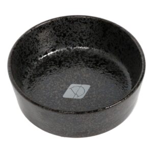 Der Futternapf Jasper ist die perfekte Keramikschale für Ihr Haustier, geeignet sowohl für Futter als auch für Wasser. Mit einer robusten Wanddicke von ca. 8 mm ist dieser Napf besonders stoßbeständig und langlebig. Das moderne Design in zeitloser schwarzer Glasur verleiht jedem Zuhause einen Hauch von Eleganz. Dank der praktischen Gumminoppen an der Unterseite bleibt die Schale an ihrem Platz und schützt Ihren Fußboden vor Kratzern. Mit einem Fassungsvermögen von 1400 ml und kompakten Maßen von ca. 20 x 20 x 7,5 cm ist der Futternapf ideal für kleine bis mittelgroße Haustiere. Investieren Sie in Qualität und Stil mit dem Futternapf Jasper – die beste Wahl für anspruchsvolle Tierbesitzer!