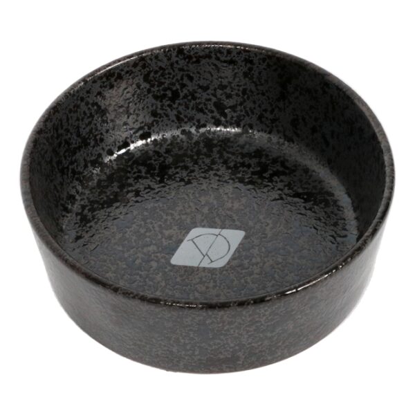 Der Futternapf Jasper ist die perfekte Keramikschale für Ihr Haustier, geeignet sowohl für Futter als auch für Wasser. Mit einer robusten Wanddicke von ca. 8 mm ist dieser Napf besonders stoßbeständig und langlebig. Das moderne Design in zeitloser schwarzer Glasur verleiht jedem Zuhause einen Hauch von Eleganz. Dank der praktischen Gumminoppen an der Unterseite bleibt die Schale an ihrem Platz und schützt Ihren Fußboden vor Kratzern. Mit einem Fassungsvermögen von 1400 ml und kompakten Maßen von ca. 20 x 20 x 7,5 cm ist der Futternapf ideal für kleine bis mittelgroße Haustiere. Investieren Sie in Qualität und Stil mit dem Futternapf Jasper – die beste Wahl für anspruchsvolle Tierbesitzer!