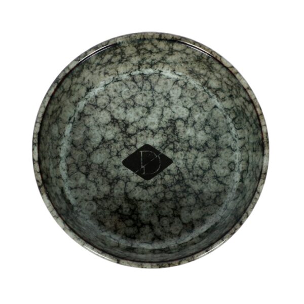 Der **Jasper Fress- und Trinknapf** von **D&D HOME** ist der perfekte Begleiter für Ihr Haustier. Dieser stilvolle **Keramiknapf** überzeugt durch seine moderne Glasur und eine **Wanddicke von ca. 8 mm**, die ihn besonders **stoßbeständig** macht. Dank der praktischen **Gumminoppen auf der Unterseite** bleibt der Napf stabil und schützt Ihren Fußboden vor unschönen Kratzern. Mit den kompakten Maßen von ca. **20 x 20 x 7,5 cm** und einem großzügigen **Fassungsvermögen von 1400 ml** ist er ideal für Fressen und Trinken. Setzen Sie auf **hochwertige Qualität** und ein ansprechendes Design, das in jede Wohnung passt. Beachten Sie bitte, dass produktionsbedingt farbliche Abweichungen vom Foto möglich sind. Entdecken Sie jetzt den Jasper Napf und gönnen Sie Ihrem Haustier das Beste!