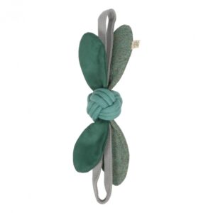 Das Hundespielzeug Jule von D&D HOME ist das ideale Spielzeug für aktive Hunde. Es besteht aus einer 100 % Baumwollschnur, die einen stabilen Knoten mit Ringen und weichen Ohren aus robustem Textilmaterial bildet. Diese weichen Ohren erzeugen ein beruhigendes Knackgeräusch, das Ihren Hund zum Spielen anregt und gleichzeitig seine Zähne und sein Zahnfleisch gesund hält. Mit praktischen Handgriffen ist das Jule Spielzeug perfekt für Apportier- und Zerrspiele geeignet, egal ob allein oder mit einem anderen Hund oder einem Betreuer. Die trendige blaue Farbe und die eleganten Dekostoff-Details machen es zudem zu einem ansprechenden Accessoire für jedes Zuhause. Mit den kompakten Maßen von 37 x 6,5 x 6,5 cm ist es leicht zu handhaben und bietet stundenlangen Spielspaß für Ihren vierbeinigen Freund. Holen Sie sich dieses hochwertige und langlebige Hundespielzeug, das sowohl Spaß als auch Funktionalität vereint!
