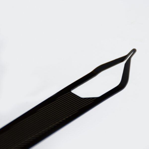 Der Noir Japandi Zeckenentferner aus hochwertigem Edelstahl ist der ideale Begleiter für Mensch und Tier, um Zecken schnell und präzise zu entfernen. Mit seinem innovativen Design ermöglicht dieser präzise Zeckenentferner eine sichere Anwendung, da die Ziehbewegung verhindert, dass der Körper der Zecke abgerissen wird. So reduzieren Sie das Risiko, dass die Zecke ihren Mageninhalt mit gefährlichen Bakterien in Ihren Körper entleert. Entfernen Sie Zecken umgehend, um ernsthaften Erkrankungen wie Borreliose oder Zeckenenzephalitis vorzubeugen. Der Zeckenentferner hat praktische Maße von 10 x 1,4 cm und ist leicht zu transportieren – ideal für unterwegs. Vertrauen Sie auf die Top-Qualität dieses Zeckenentferners für eine sichere und effektive Zeckenentfernung!