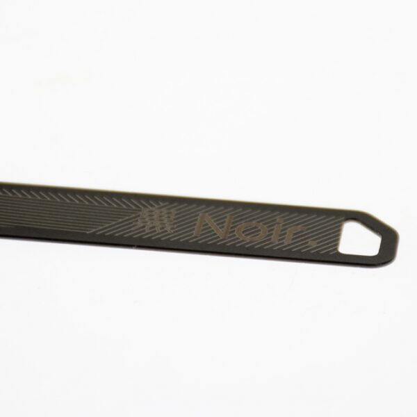 Der Noir Japandi Zeckenentferner aus hochwertigem Edelstahl ist der ideale Begleiter für Mensch und Tier, um Zecken schnell und präzise zu entfernen. Mit seinem innovativen Design ermöglicht dieser präzise Zeckenentferner eine sichere Anwendung, da die Ziehbewegung verhindert, dass der Körper der Zecke abgerissen wird. So reduzieren Sie das Risiko, dass die Zecke ihren Mageninhalt mit gefährlichen Bakterien in Ihren Körper entleert. Entfernen Sie Zecken umgehend, um ernsthaften Erkrankungen wie Borreliose oder Zeckenenzephalitis vorzubeugen. Der Zeckenentferner hat praktische Maße von 10 x 1,4 cm und ist leicht zu transportieren – ideal für unterwegs. Vertrauen Sie auf die Top-Qualität dieses Zeckenentferners für eine sichere und effektive Zeckenentfernung!