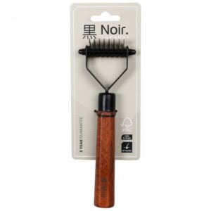 Entdecken Sie das hochwertige Trimmmesser von Noir Japandi, gefertigt aus robustem verzinktem Edelstahl. Dieses innovative Werkzeug ist ideal zum schmerzlosen Entfernen von losen Haaren und Unterwolle bei Hunden und Katzen. Die abgerundeten Klingen sorgen für zusätzliche Sicherheit, während der ergonomische Griff aus FSC-zertifiziertem Buchenholz mit dunkel gebeizter Oberfläche eine komfortable Handhabung garantiert. Mit seinen 8 scharfen Klingen und kompakten Maßen von ca. 19 x 6 x 2 cm ist dieses Trimmmesser die perfekte Wahl für Tierbesitzer, die Wert auf Qualität und Benutzerfreundlichkeit legen. Achtung: Bitte außerhalb der Reich- und Sichtweite von Kindern aufbewahren, um Verletzungsgefahren zu vermeiden! Holen Sie sich jetzt das beste Trimmmesser für die Pflege Ihres Haustiers!