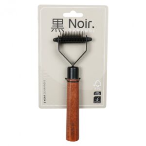 Entfernen Sie mühelos lose Haare und Unterwolle von Ihrem Haustier mit dem hochwertigen Trimmmesser von Noir Japandi. Dieses effektive Werkzeug besteht aus verzinktem Edelstahl und verfügt über 16 scharfe, abgerundete Klingen, die für zusätzliche Sicherheit sorgen. Der ergonomische Griff aus FSC-zertifiziertem Buchenholz mit dunkel gebeizter Oberfläche bietet einen komfortablen Halt und macht die Anwendung besonders angenehm. Ob für Hunde oder Katzen, dieses Trimmmesser ist die ideale Lösung für eine professionelle Fellpflege zu Hause. Beachten Sie bitte die Sicherheitswarnung: Außerhalb der Reichweite von Kindern aufbewahren! Maße: ca. 19 x 6,5 x 2,5 cm. Holen Sie sich jetzt das beste Trimmmesser für Ihre Haustierpflege!
