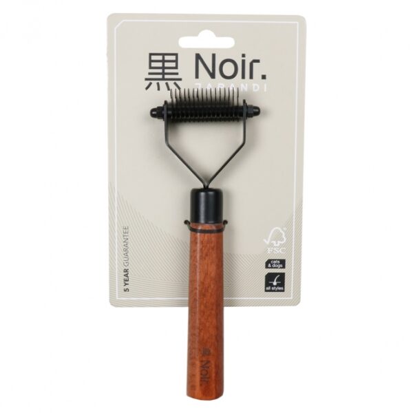 Entfernen Sie mühelos lose Haare und Unterwolle von Ihrem Haustier mit dem hochwertigen Trimmmesser von Noir Japandi. Dieses effektive Werkzeug besteht aus verzinktem Edelstahl und verfügt über 16 scharfe, abgerundete Klingen, die für zusätzliche Sicherheit sorgen. Der ergonomische Griff aus FSC-zertifiziertem Buchenholz mit dunkel gebeizter Oberfläche bietet einen komfortablen Halt und macht die Anwendung besonders angenehm. Ob für Hunde oder Katzen, dieses Trimmmesser ist die ideale Lösung für eine professionelle Fellpflege zu Hause. Beachten Sie bitte die Sicherheitswarnung: Außerhalb der Reichweite von Kindern aufbewahren! Maße: ca. 19 x 6,5 x 2,5 cm. Holen Sie sich jetzt das beste Trimmmesser für Ihre Haustierpflege!