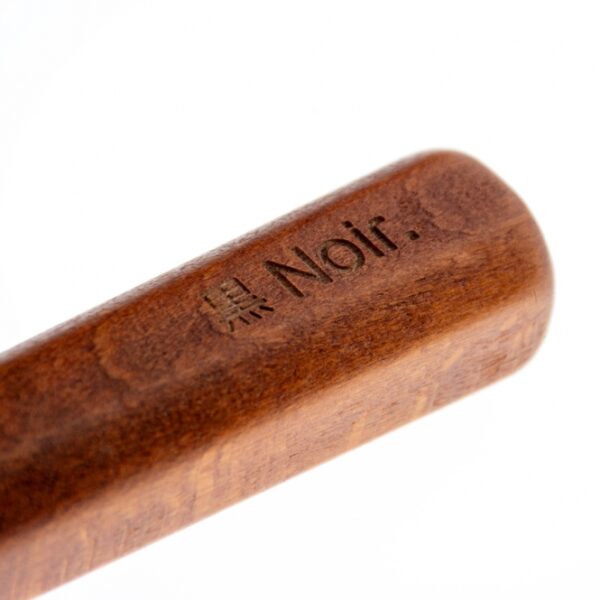 Entdecken Sie das hochwertige Trimmmesser von Noir Japandi, das aus robustem verzinktem Edelstahl gefertigt ist und speziell für das schmerzlose Entfernen von losen Haaren und Unterwolle entwickelt wurde. Mit 13 abgerundeten Klingen sorgt dieses effektive Pflegewerkzeug für eine sichere Anwendung und eine mühelose Fellpflege bei Hunden und Katzen. Der ergonomische Griff aus FSC-zertifiziertem Buchenholz mit dunkel gebeizter Oberfläche bietet optimalen Komfort und Kontrolle während der Nutzung. Die kompakten Maße von ca. 19 x 9 x 2 cm machen es zu einem idealen Begleiter für die Tierpflege. Achten Sie bitte darauf, das Trimmmesser außerhalb der Reichweite von Kindern aufzubewahren, um Verletzungsgefahren zu vermeiden. Investieren Sie in die Top-Qualität dieses Pflegewerkzeugs und genießen Sie die Vorteile einer professionellen Fellpflege zu Hause!