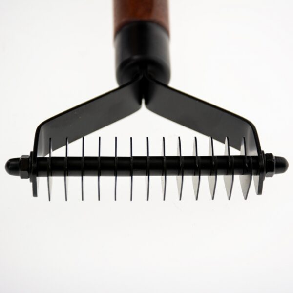 Entdecken Sie das hochwertige Trimmmesser von Noir Japandi, das aus robustem verzinktem Edelstahl gefertigt ist und speziell für das schmerzlose Entfernen von losen Haaren und Unterwolle entwickelt wurde. Mit 13 abgerundeten Klingen sorgt dieses effektive Pflegewerkzeug für eine sichere Anwendung und eine mühelose Fellpflege bei Hunden und Katzen. Der ergonomische Griff aus FSC-zertifiziertem Buchenholz mit dunkel gebeizter Oberfläche bietet optimalen Komfort und Kontrolle während der Nutzung. Die kompakten Maße von ca. 19 x 9 x 2 cm machen es zu einem idealen Begleiter für die Tierpflege. Achten Sie bitte darauf, das Trimmmesser außerhalb der Reichweite von Kindern aufzubewahren, um Verletzungsgefahren zu vermeiden. Investieren Sie in die Top-Qualität dieses Pflegewerkzeugs und genießen Sie die Vorteile einer professionellen Fellpflege zu Hause!