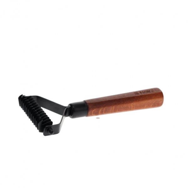 Entdecken Sie das hochwertige Trimmmesser von Noir Japandi, gefertigt aus robustem verzinktem Edelstahl. Dieses innovative Werkzeug ist ideal zum schmerzlosen Entfernen von losen Haaren und Unterwolle bei Hunden und Katzen. Die abgerundeten Klingen sorgen für zusätzliche Sicherheit, während der ergonomische Griff aus FSC-zertifiziertem Buchenholz mit dunkel gebeizter Oberfläche eine komfortable Handhabung garantiert. Mit seinen 8 scharfen Klingen und kompakten Maßen von ca. 19 x 6 x 2 cm ist dieses Trimmmesser die perfekte Wahl für Tierbesitzer, die Wert auf Qualität und Benutzerfreundlichkeit legen. Achtung: Bitte außerhalb der Reich- und Sichtweite von Kindern aufbewahren, um Verletzungsgefahren zu vermeiden! Holen Sie sich jetzt das beste Trimmmesser für die Pflege Ihres Haustiers!