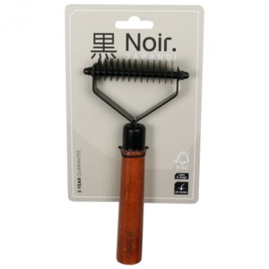 Entdecken Sie das hochwertige Trimmmesser von Noir Japandi, das aus robustem verzinktem Edelstahl gefertigt ist und speziell für das schmerzlose Entfernen von losen Haaren und Unterwolle entwickelt wurde. Mit 13 abgerundeten Klingen sorgt dieses effektive Pflegewerkzeug für eine sichere Anwendung und eine mühelose Fellpflege bei Hunden und Katzen. Der ergonomische Griff aus FSC-zertifiziertem Buchenholz mit dunkel gebeizter Oberfläche bietet optimalen Komfort und Kontrolle während der Nutzung. Die kompakten Maße von ca. 19 x 9 x 2 cm machen es zu einem idealen Begleiter für die Tierpflege. Achten Sie bitte darauf, das Trimmmesser außerhalb der Reichweite von Kindern aufzubewahren, um Verletzungsgefahren zu vermeiden. Investieren Sie in die Top-Qualität dieses Pflegewerkzeugs und genießen Sie die Vorteile einer professionellen Fellpflege zu Hause!