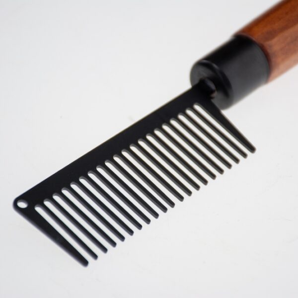 Dieser hochwertige Kamm von Noir Japandi ist die ideale Wahl für die ganzjährige Fellpflege von Hunden und Katzen. Mit seinem grobzahnigen Design und den rotierenden, abgerundeten Zähnen entfernt er sanft Verfilzungen und sorgt dafür, dass das Fell stets schön und gepflegt aussieht. Der ergonomische Griff aus FSC-zertifiziertem Buchenholz bietet nicht nur eine angenehme Handhabung, sondern auch eine umweltfreundliche Lösung für die Tierpflege. Dank der 19 Zinken und der kompakten Maße von 22 x 4 x 2 cm ist dieser Kamm perfekt für die elementare Pflege Ihres Haustiers geeignet. Investieren Sie in Top-Qualität und erleben Sie die Vorteile eines effektiven Pflegewerkzeugs, das Verfilzungen kontrolliert und verhindert.