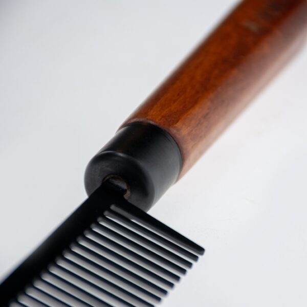 Dieser hochwertige Kamm von Noir Japandi ist die ideale Wahl für die ganzjährige Fellpflege von Hunden und Katzen. Mit seinem grobzahnigen Design und den rotierenden, abgerundeten Zähnen entfernt er sanft Verfilzungen und sorgt dafür, dass das Fell stets schön und gepflegt aussieht. Der ergonomische Griff aus FSC-zertifiziertem Buchenholz bietet nicht nur eine angenehme Handhabung, sondern auch eine umweltfreundliche Lösung für die Tierpflege. Dank der 19 Zinken und der kompakten Maße von 22 x 4 x 2 cm ist dieser Kamm perfekt für die elementare Pflege Ihres Haustiers geeignet. Investieren Sie in Top-Qualität und erleben Sie die Vorteile eines effektiven Pflegewerkzeugs, das Verfilzungen kontrolliert und verhindert.