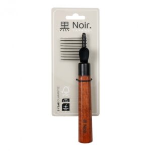 Dieser hochwertige Kamm von Noir Japandi aus verzinktem Edelstahl ist das ideale Werkzeug zur schmerzlosen Entfernung von Verfilzungen und Verknotungen im Fell Ihres Haustieres. Mit seinen 9 gewellten Schneidklingen ermöglicht er eine sanfte und effektive Pflege für Hunde und Katzen. Der ergonomische Griff aus FSC-zertifiziertem Buchenholz liegt angenehm in der Hand und sorgt für eine mühelose Anwendung. Die Klingen können für Linkshänder angepasst werden, was diesen Kamm noch benutzerfreundlicher macht. Die gezahnten, kurzen und abgerundeten Klingen garantieren eine sichere und schmerzfreie Pflege. Mit den kompakten Maßen von 18 x 4,5 x 2,5 cm ist dieser Kamm ein unverzichtbares Zubehör für jeden Tierliebhaber. Achtung: Bitte außerhalb der Reichweite von Kindern aufbewahren, um Verletzungsgefahr zu vermeiden! Entscheiden Sie sich für Qualität und Komfort bei der Fellpflege – mit dem Noir Japandi Kamm.