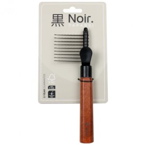 Der Noir Japandi Kamm aus verzinktem Edelstahl ist das ideale Werkzeug zur schmerzfreien Entfernung von Verfilzungen und Verknotungen im Fell Ihrer Haustiere. Mit seinen 9 gewellten Schneidklingen ermöglicht er eine sanfte Pflege, die sowohl für Hunde als auch für Katzen geeignet ist. Der ergonomische Griff aus FSC-zertifiziertem Buchenholz mit dunkel gebeizter Oberfläche sorgt für eine angenehme Handhabung und optimale Kontrolle. Die Klingen sind so gestaltet, dass sie auch für Linkshänder angepasst werden können. Mit den kompakten Maßen von 19,5 x 6,5 x 2,5 cm ist dieser Kamm nicht nur von hoher Qualität, sondern auch ein unverzichtbares Pflegewerkzeug für jedes Haustierbesitzer. Bitte beachten Sie die Sicherheitshinweise und bewahren Sie den Kamm außerhalb der Reichweite von Kindern auf.