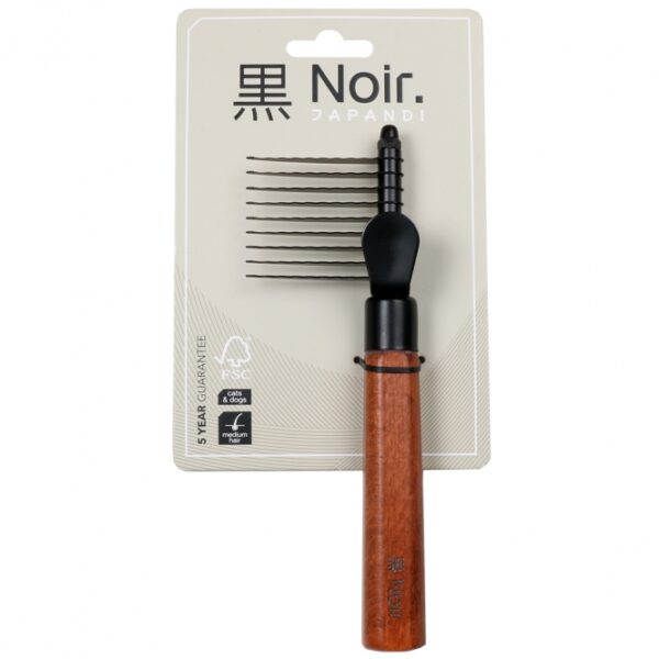 Der Noir Japandi Kamm aus verzinktem Edelstahl ist das ideale Werkzeug zur schmerzfreien Entfernung von Verfilzungen und Verknotungen im Fell Ihrer Haustiere. Mit seinen 9 gewellten Schneidklingen ermöglicht er eine sanfte Pflege, die sowohl für Hunde als auch für Katzen geeignet ist. Der ergonomische Griff aus FSC-zertifiziertem Buchenholz mit dunkel gebeizter Oberfläche sorgt für eine angenehme Handhabung und optimale Kontrolle. Die Klingen sind so gestaltet, dass sie auch für Linkshänder angepasst werden können. Mit den kompakten Maßen von 19,5 x 6,5 x 2,5 cm ist dieser Kamm nicht nur von hoher Qualität, sondern auch ein unverzichtbares Pflegewerkzeug für jedes Haustierbesitzer. Bitte beachten Sie die Sicherheitshinweise und bewahren Sie den Kamm außerhalb der Reichweite von Kindern auf.