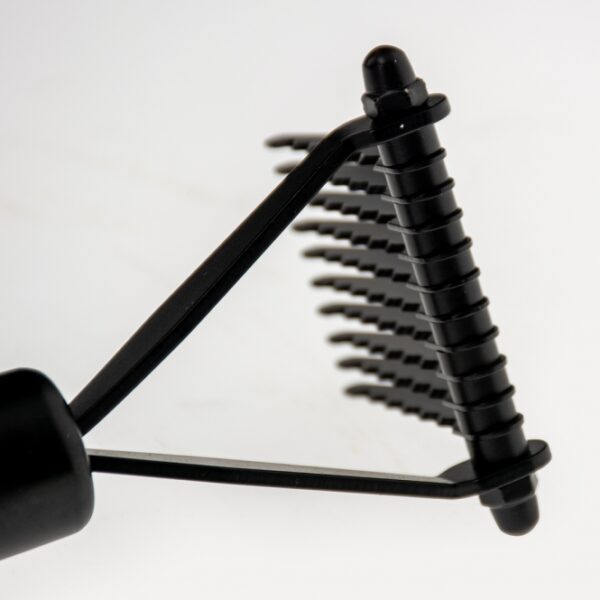 Die Entfilzungsharke von Noir Japandi ist das ideale Werkzeug für die schmerzfreie Pflege von Hunden und Katzen mit halblangen bis langen Haaren. Hergestellt aus hochwertigem, verzinktem Edelstahl und ausgestattet mit 10 scharfen Schneidklingen, entfernt sie mühelos Verfilzungen im Fell. Der ergonomische Griff aus FSC-zertifiziertem Buchenholz sorgt für eine angenehme Handhabung und liegt gut in der Hand. Mit einer Größe von ca. 18,5 x 6 x 4 cm ist diese Entfilzungsharke nicht nur funktional, sondern auch ein stilvolles Accessoire für jeden Tierliebhaber. Achten Sie darauf, das Produkt außerhalb der Reichweite von Kindern aufzubewahren, um Verletzungsgefahren zu vermeiden. Investieren Sie in die Top-Qualität dieser Entfilzungsharke und genießen Sie die einfache Fellpflege für Ihr geliebtes Haustier!