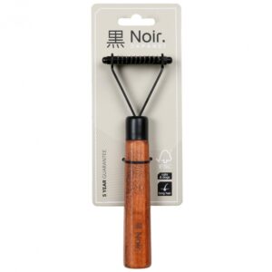 Die Entfilzungsharke von Noir Japandi ist das ideale Werkzeug für die schmerzfreie Pflege von Hunden und Katzen mit halblangen bis langen Haaren. Hergestellt aus hochwertigem, verzinktem Edelstahl und ausgestattet mit 10 scharfen Schneidklingen, entfernt sie mühelos Verfilzungen im Fell. Der ergonomische Griff aus FSC-zertifiziertem Buchenholz sorgt für eine angenehme Handhabung und liegt gut in der Hand. Mit einer Größe von ca. 18,5 x 6 x 4 cm ist diese Entfilzungsharke nicht nur funktional, sondern auch ein stilvolles Accessoire für jeden Tierliebhaber. Achten Sie darauf, das Produkt außerhalb der Reichweite von Kindern aufzubewahren, um Verletzungsgefahren zu vermeiden. Investieren Sie in die Top-Qualität dieser Entfilzungsharke und genießen Sie die einfache Fellpflege für Ihr geliebtes Haustier!
