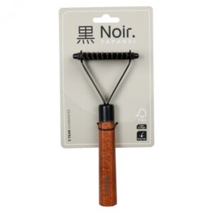 Die Entfilzungsharke von Noir Japandi ist das ideale Werkzeug für die schmerzfreie Pflege von Hunden und Katzen mit halblangen bis langen Haaren. Hergestellt aus hochwertigem, verzinktem Edelstahl und ausgestattet mit 10 scharfen Schneidklingen, entfernt sie mühelos Verfilzungen im Fell. Der ergonomische Griff aus FSC-zertifiziertem Buchenholz mit einer eleganten, dunkel gebeizten Oberfläche sorgt für eine komfortable Handhabung. Mit den kompakten Maßen von ca. 20 x 8 x 6 cm ist diese Entfilzungsharke nicht nur praktisch, sondern auch ein stilvolles Pflegeaccessoire. Beachten Sie bitte die Sicherheitswarnung: Halten Sie das Produkt außerhalb der Reichweite von Kindern, um Verletzungen zu vermeiden. Investieren Sie in die Top-Qualität dieser Entfilzungsharke und sorgen Sie für ein gesundes und gepflegtes Fell Ihres Haustieres!