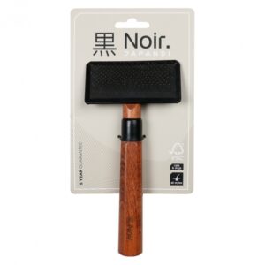 Diese hochwertige Slicker-Bürste von Noir Japandi ist die perfekte Lösung für die ganzjährige Fellpflege Ihres Hundes. Mit ihren feinen, gebogenen und rostfreien Stiften entfernt sie mühelos Verfilzungen und sorgt dafür, dass das Fell Ihres vierbeinigen Freundes glänzend und gesund bleibt. Regelmäßiges Bürsten mit dieser Bürste fördert nicht nur die Fellgesundheit, sondern ist auch für alle Felltypen geeignet. Der ergonomische Griff aus FSC-zertifiziertem Buchenholz mit einer stilvollen dunkel gebeizten Oberfläche garantiert einen komfortablen Halt während der Anwendung. Diese Bürste ist ideal für den täglichen Gebrauch und überzeugt durch ihre Top-Qualität. Größe M – 18 x 9 x 3 cm. Investieren Sie in die beste Pflege für Ihr Haustier und genießen Sie die Vorteile einer gepflegten Fellstruktur!