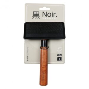 Diese hochwertige Slicker-Bürste von Noir Japandi ist ideal für die ganzjährige Fellpflege Ihres Hundes. Mit ihren feinen, gebogenen, rostfreien Stiften entfernt sie sanft Verfilzungen und sorgt dafür, dass das Fell glänzend und gesund bleibt. Regelmäßiges Bürsten fördert die Durchblutung der Haut und verhindert Verwicklungen, egal bei welchem Felltyp. Der ergonomische Griff aus FSC-zertifiziertem Buchenholz mit dunkel gebeizter Oberfläche sorgt für einen komfortablen Halt und erleichtert die Anwendung. Diese Bürste ist perfekt für den täglichen Gebrauch und bietet Top-Qualität für alle Hundebesitzer, die Wert auf eine effektive und schonende Fellpflege legen. Größe L - 18,5 x 11,5 x 3 cm. Holen Sie sich die beste Pflege für Ihren vierbeinigen Freund!