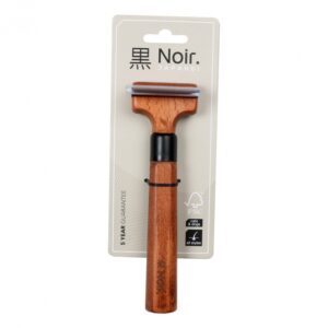 Entdecken Sie den perfekten Kamm für Ihr Haustier mit dem Noir Japandi Trimmmesser, das speziell entwickelt wurde, um das Haaren von Hunden und Katzen effektiv zu reduzieren. Dieser hochwertige Kamm dringt sanft in das Deckhaar ein und entfernt mühelos die Unterwolle sowie lose Haare, besonders während des Fellwechsels, der zweimal im Jahr stattfindet. Der ergonomische Griff aus FSC-zertifiziertem Buchenholz sorgt für eine angenehme Handhabung und optimale Kontrolle. Mit einer kompakten Größe von 16,6 x 5 x 3 cm ist dieses Produkt ideal für die Pflege Ihres vierbeinigen Freundes. Setzen Sie auf Qualität und Komfort bei der Fellpflege – Ihr Haustier wird es Ihnen danken!