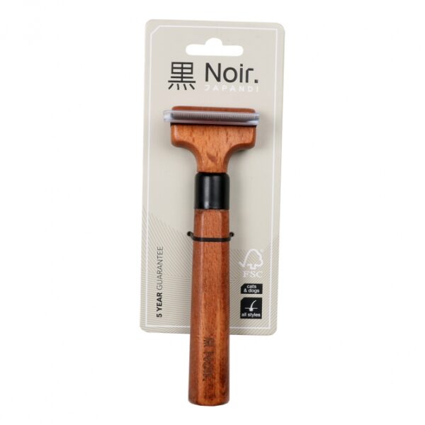Entdecken Sie den perfekten Kamm für Ihr Haustier mit dem Noir Japandi Trimmmesser, das speziell entwickelt wurde, um das Haaren von Hunden und Katzen effektiv zu reduzieren. Dieser hochwertige Kamm dringt sanft in das Deckhaar ein und entfernt mühelos die Unterwolle sowie lose Haare, besonders während des Fellwechsels, der zweimal im Jahr stattfindet. Der ergonomische Griff aus FSC-zertifiziertem Buchenholz sorgt für eine angenehme Handhabung und optimale Kontrolle. Mit einer kompakten Größe von 16,6 x 5 x 3 cm ist dieses Produkt ideal für die Pflege Ihres vierbeinigen Freundes. Setzen Sie auf Qualität und Komfort bei der Fellpflege – Ihr Haustier wird es Ihnen danken!