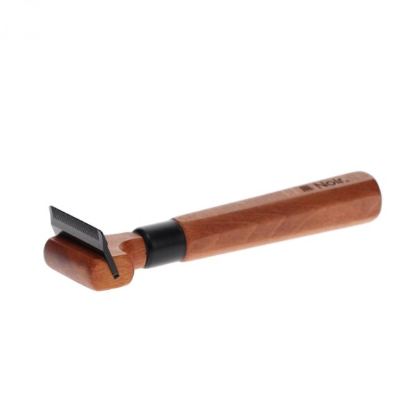 Entdecken Sie den perfekten Kamm für Ihr Haustier mit dem Noir Japandi Trimmmesser, das speziell entwickelt wurde, um das Haaren von Hunden und Katzen effektiv zu reduzieren. Dieser hochwertige Kamm dringt sanft in das Deckhaar ein und entfernt mühelos die Unterwolle sowie lose Haare, besonders während des Fellwechsels, der zweimal im Jahr stattfindet. Der ergonomische Griff aus FSC-zertifiziertem Buchenholz sorgt für eine angenehme Handhabung und optimale Kontrolle. Mit einer kompakten Größe von 16,6 x 5 x 3 cm ist dieses Produkt ideal für die Pflege Ihres vierbeinigen Freundes. Setzen Sie auf Qualität und Komfort bei der Fellpflege – Ihr Haustier wird es Ihnen danken!