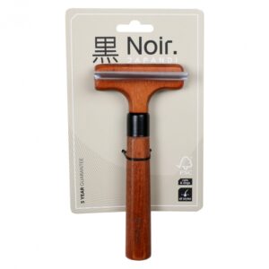 Reduzieren Sie das Haaren Ihres Hundes oder Ihrer Katze effektiv mit den hochwertigen Kämmen von Noir Japandi. Diese speziellen Kämme sind dafür entwickelt, tief unter das Deckhaar zu gelangen und sanft die Unterwolle sowie lose Haare zu entfernen. Ideal für Hunde und Katzen, bieten sie eine einfache Lösung während des Fellwechsels, der zweimal im Jahr stattfindet. Das Trimmmesser verfügt über einen ergonomischen Griff aus FSC-zertifiziertem Buchenholz mit einer stilvollen dunkel gebeizten Oberfläche. Genießen Sie die Vorteile eines gepflegten Haustiers und eine saubere Wohnung mit diesem erstklassigen Pflegewerkzeug, das eine Größe von 17 x 7,6 x 3 cm hat. Setzen Sie auf Qualität und Funktionalität für die Fellpflege Ihres vierbeinigen Freundes!