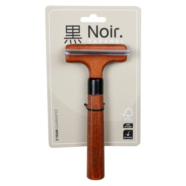 Reduzieren Sie das Haaren Ihres Hundes oder Ihrer Katze effektiv mit den hochwertigen Kämmen von Noir Japandi. Diese speziellen Kämme sind dafür entwickelt, tief unter das Deckhaar zu gelangen und sanft die Unterwolle sowie lose Haare zu entfernen. Ideal für Hunde und Katzen, bieten sie eine einfache Lösung während des Fellwechsels, der zweimal im Jahr stattfindet. Das Trimmmesser verfügt über einen ergonomischen Griff aus FSC-zertifiziertem Buchenholz mit einer stilvollen dunkel gebeizten Oberfläche. Genießen Sie die Vorteile eines gepflegten Haustiers und eine saubere Wohnung mit diesem erstklassigen Pflegewerkzeug, das eine Größe von 17 x 7,6 x 3 cm hat. Setzen Sie auf Qualität und Funktionalität für die Fellpflege Ihres vierbeinigen Freundes!
