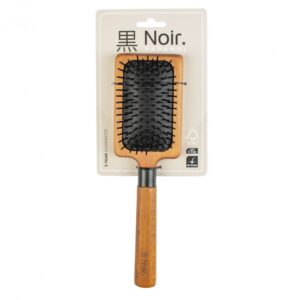 Mit der hochwertigen Doppelbürste von Noir Japandi bieten Sie Ihrem Haustier eine umfassende und liebevolle Pflege. Diese praktische Bürste verfügt über zwei Seiten: Die eine Seite ist mit feinen Pins ausgestattet, die sanft die Haut massieren und abgestorbene Haare effektiv aus dem Fell entfernen. Die andere Seite, eine weiche Nylonbürste, sorgt für einen natürlichen Glanz und ein gesundes Fell. Der ergonomische Griff aus FSC-zertifiziertem Buchenholz mit einer eleganten dunklen Beize garantiert eine komfortable Handhabung. Ideal für die tägliche Pflege, ist diese Bürste ein unverzichtbares Zubehör für jeden Tierliebhaber, der Wert auf Qualität und Nachhaltigkeit legt. Maße: 25 x 7 x 5 cm – für ein glänzendes und gepflegtes Haustier!