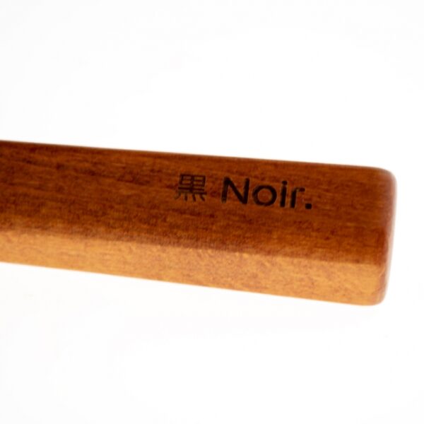 Diese hochwertige Bürste von Noir Japandi ist die perfekte Wahl für eine schonende und effektive Fellpflege. Hergestellt aus strapazierfähigen Nylonborsten, sorgt sie für ein glänzendes und gesundes Fell. Der ergonomische Griff aus FSC-zertifiziertem Buchenholz mit dunkel gebeizter Oberfläche bietet nicht nur einen sicheren Halt, sondern auch höchsten Komfort bei der Anwendung. Diese Bürste ist ideal für die tägliche Pflege und eignet sich hervorragend für alle Felltypen. Mit den kompakten Maßen von 25 x 7 x 3 cm passt sie perfekt in jede Handtasche oder Pflegeset. Investieren Sie in die beste Fellpflege für Ihr Haustier und genießen Sie die Vorteile einer Top-Qualität Bürste!