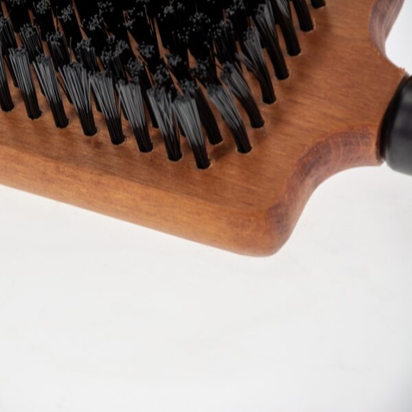 Diese hochwertige Bürste von Noir Japandi ist die perfekte Wahl für eine schonende und effektive Fellpflege. Hergestellt aus strapazierfähigen Nylonborsten, sorgt sie für ein glänzendes und gesundes Fell. Der ergonomische Griff aus FSC-zertifiziertem Buchenholz mit dunkel gebeizter Oberfläche bietet nicht nur einen sicheren Halt, sondern auch höchsten Komfort bei der Anwendung. Diese Bürste ist ideal für die tägliche Pflege und eignet sich hervorragend für alle Felltypen. Mit den kompakten Maßen von 25 x 7 x 3 cm passt sie perfekt in jede Handtasche oder Pflegeset. Investieren Sie in die beste Fellpflege für Ihr Haustier und genießen Sie die Vorteile einer Top-Qualität Bürste!