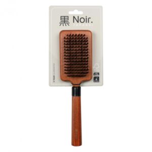 Diese hochwertige Bürste von Noir Japandi ist die perfekte Wahl für eine schonende und effektive Fellpflege. Hergestellt aus strapazierfähigen Nylonborsten, sorgt sie für ein glänzendes und gesundes Fell. Der ergonomische Griff aus FSC-zertifiziertem Buchenholz mit dunkel gebeizter Oberfläche bietet nicht nur einen sicheren Halt, sondern auch höchsten Komfort bei der Anwendung. Diese Bürste ist ideal für die tägliche Pflege und eignet sich hervorragend für alle Felltypen. Mit den kompakten Maßen von 25 x 7 x 3 cm passt sie perfekt in jede Handtasche oder Pflegeset. Investieren Sie in die beste Fellpflege für Ihr Haustier und genießen Sie die Vorteile einer Top-Qualität Bürste!